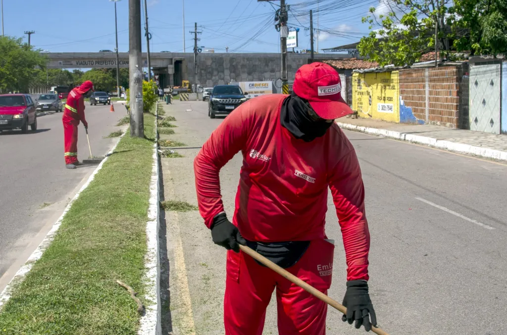 Emlur executa serviços de roço e capinação em 10 bairros e no entorno do Almeidão