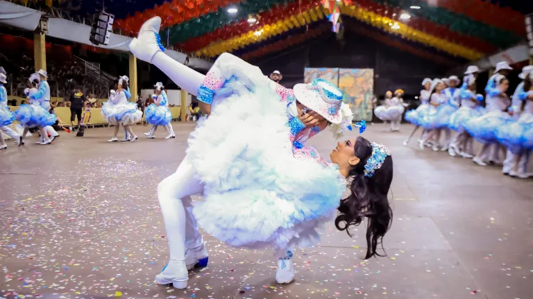 Juninas do grupo B fazem espetáculo de beleza na terceira noite do Festival de Quadrilhas
