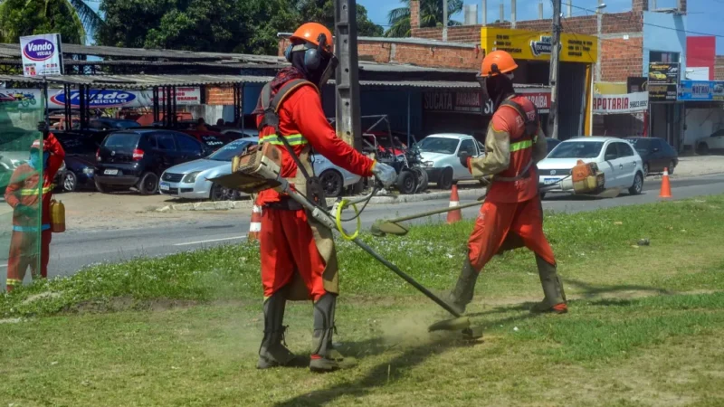 Serviços de roço e capinação atendem oito bairros nesta quarta-feira