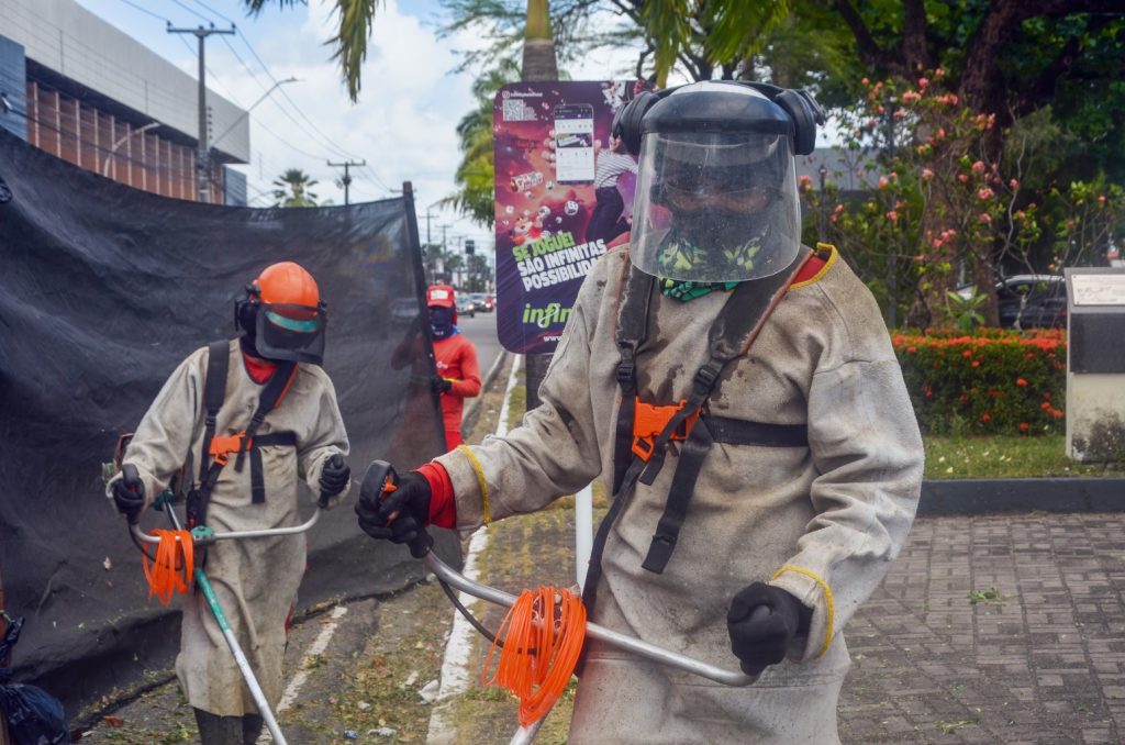 Emlur inicia a semana com serviços de roço e capinação em nove bairros