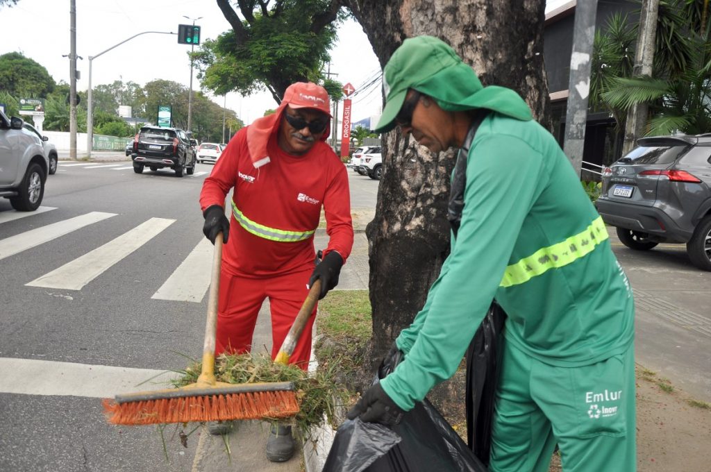 Emlur realiza serviços de limpeza e conservação em 20 bairros de João Pessoa nesta quinta-feira (18)