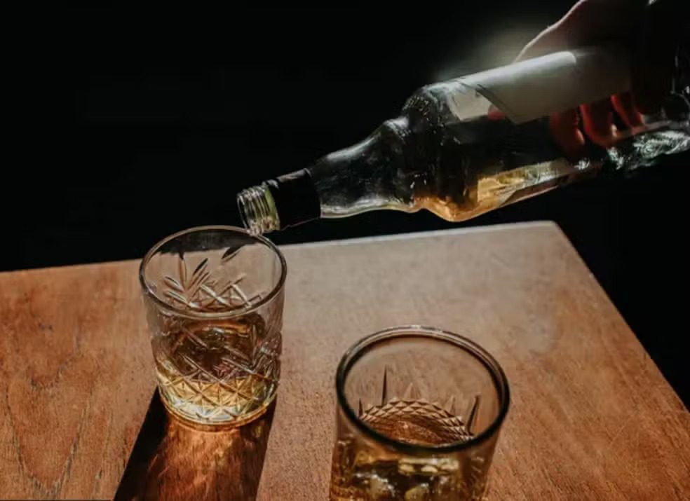 Casos de intoxicação por metanol expõem riscos de bebidas adulteradas e fragilidades na fiscalização