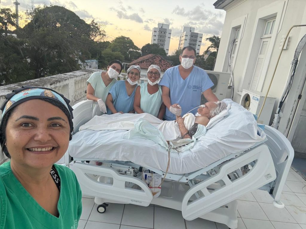 Em projeto de humanização, Hospital Municipal Santa Isabel leva paciente da UTI para tomar banho de sol
