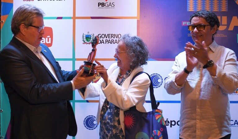 João Azevêdo prestigia abertura do Fest Aruanda e recebe homenagem por investimentos no audiovisual